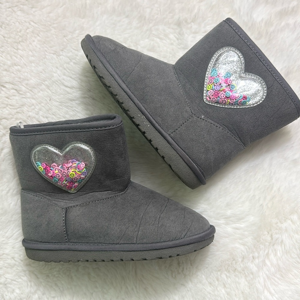 Children’s Place Girls Gray faux suede boots with hearts and faux fur lined!